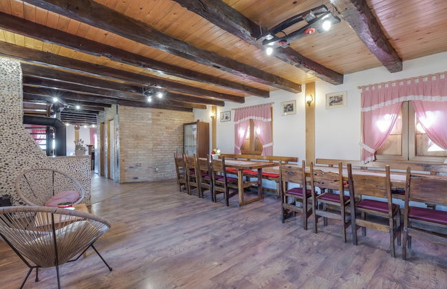 Rustic Cottage With Heated Pool - Photo 16