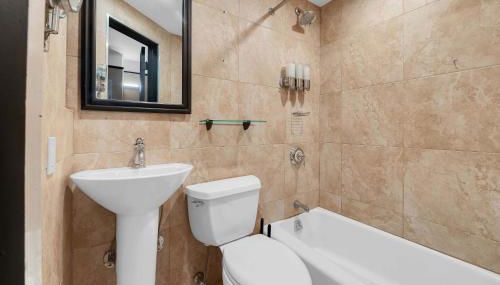 Stylish 1BR Apartment in the Heart of the City with Gym - Foto 4, towels, Shower