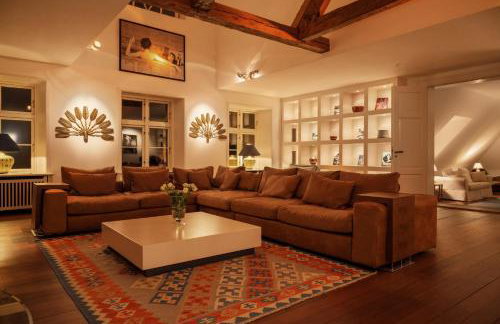 GUT KLETKAMP "Penthouse im Schloss" - Premium-Ferienwohnung mit 5 Schlafzimmern auf 400qm I Kamin I 2 Wohnzimmer I Garten & Terrasse I Wald- und Seeblick I Profi-Küche I 15 Min zur Ostsee I Parkplätze I WLAN - Foto 19