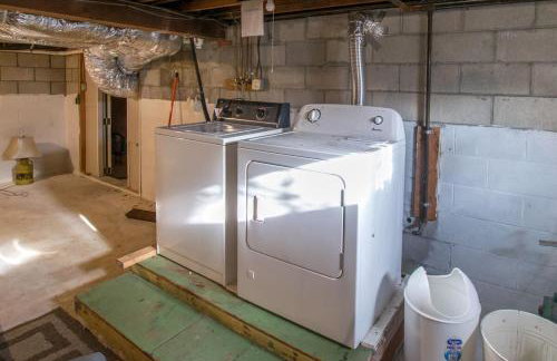 Stellar Home with Hot Tub & Movie Room - Foto 26