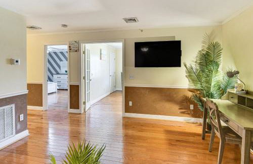 Walk to Waterfront Cozy Fall River Condo - Foto 6