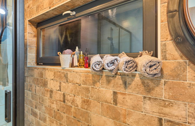 Luxe Timber Lodge & Pet Retreat - Photo 32