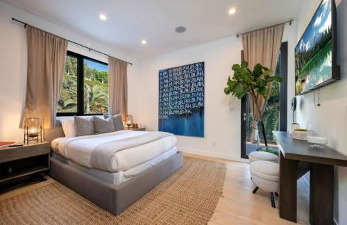 Luxury 6BR Beverly Hills Villa with Pool and Views - Photo 28