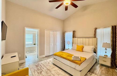 Modern 4BR 2BA with pool in gated community - Foto 29