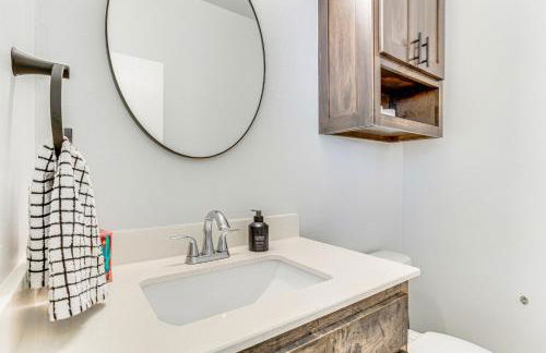 Stylish OKC Farmhouse with Garden - Close to OU - Foto 15