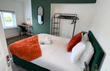 Large 4 Bed Home - Fast Wifi, Smart TV's & Free Parking - Near A66 - Foto 1