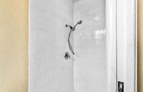 Bright and Comfy 5 Star Location with a Heated Pool - Photo 25