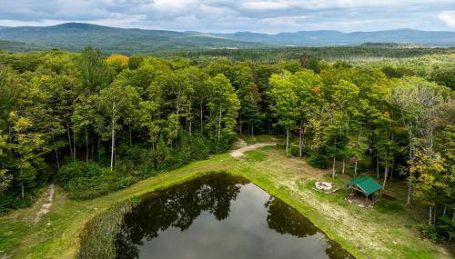 Secluded 2BR Cabin w Hot Tub, Pond, Trails, WiFi - Foto 5