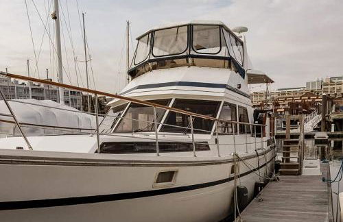 2BR Spacious & Comfy 43' Yacht - Heat & AC - On the Freedom Trail - Best Nights Sleep - Foto 1