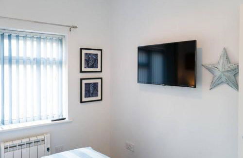 The Little Blue House by Sheppey Stays -Cosy 2BR Blue House - Near Docks with Parking - Foto 31