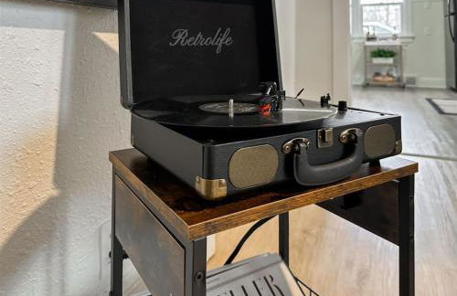 Step into School Spirit at the Golden Dome Getaway - Foto 21