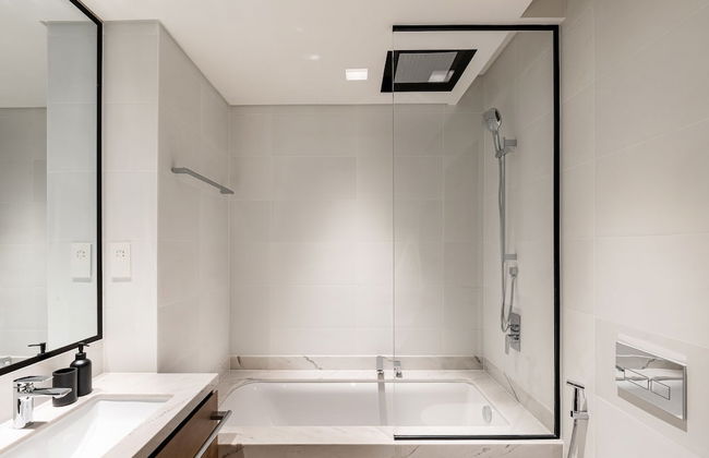 Stylish 1BR at Palace Residences - Photo 16