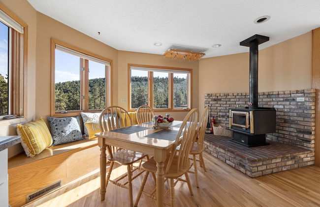 Peaceful Pines 5 BR Home with Jacuzzi - Foto 35