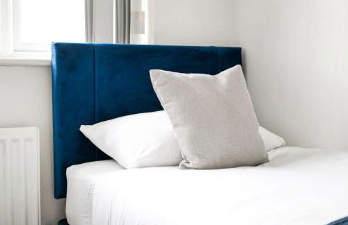 Swan's Place - Large 4bed home, Sleeps 9, Parking x2 & Games room - Foto 42