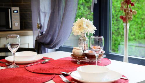 Located in the peaceful NG8 Wollaton , Perfect for Business Trips & Family Holidays or working proffesionals-long term deals, M1 Nearby , Free Parking , Private Garden , 500Mb Wi-Fi , Netflix - Foto 4