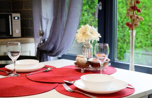 Located in the peaceful NG8 Wollaton , Perfect for Business Trips & Family Holidays or working proffesionals-long term deals, M1 Nearby , Free Parking , Private Garden , 500Mb Wi-Fi , Netflix - Foto 4