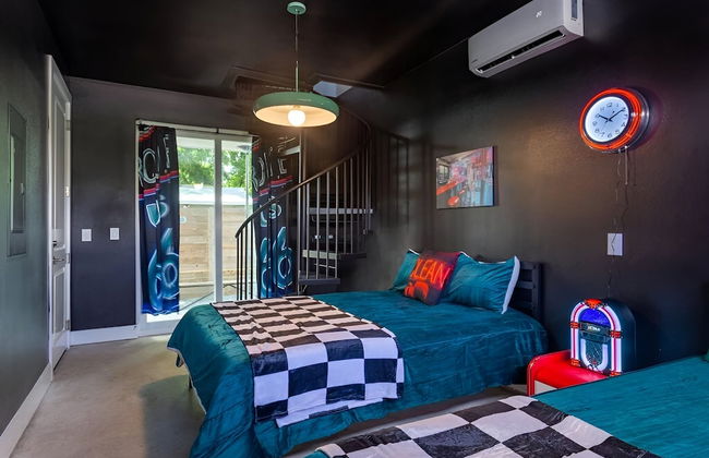 Heated Pool Haven w Hot Tub Downtown 3 mi - Photo 2