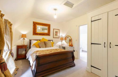 Dorney Windsor Legoland 5 Star Stay for upto 14 guests - Photo 7