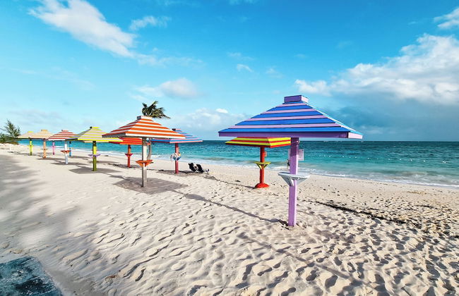 NEW Stunning Beachfront Condo at the Coral Beach - Foto 49