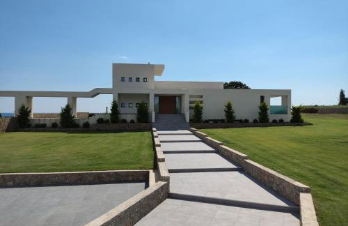 Seafront Villa Nafsika - Private Heated infinity Pool - Direct access to the beach - Play area - Foto 7