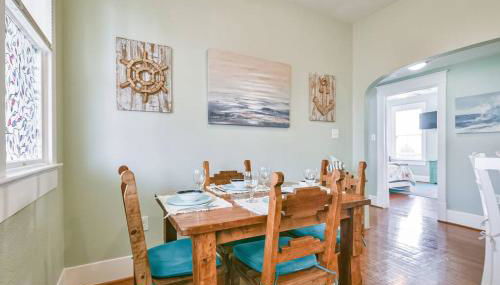 Coastal Blue Beach House with 3 Bedrooms and Just off the Seawall - Foto 4