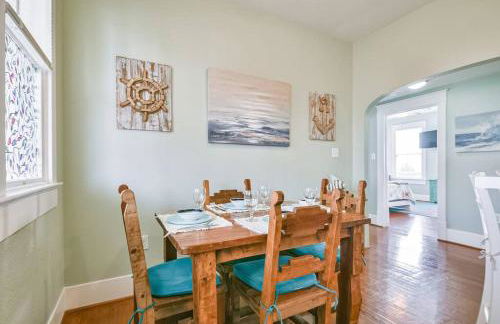Coastal Blue Beach House with 3 Bedrooms and Just off the Seawall - Foto 4