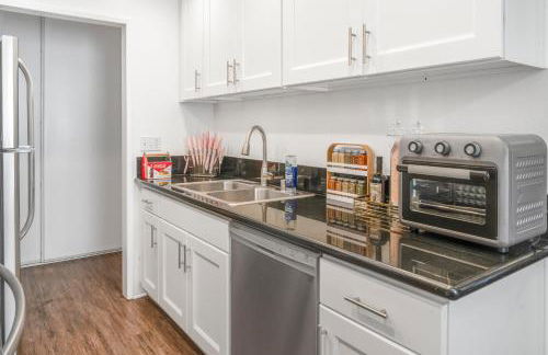 Luxury Pool View Spa Suite-Massage Chair-Steam Sauna-Welcome Champagne ! - Foto 37