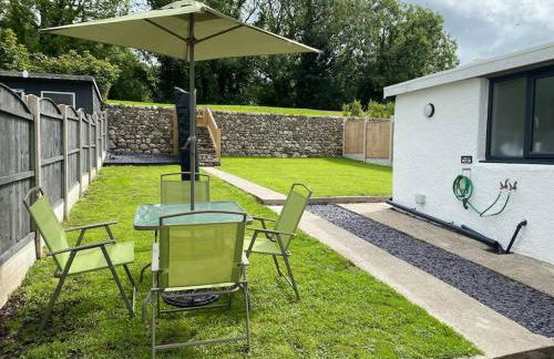 A modern, dog-friendly 3 bedrm canal side property - Photo 13