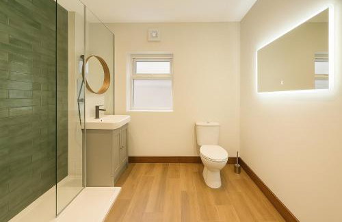 Modern Central Apartment + King Size Bed + Garden - Foto 13