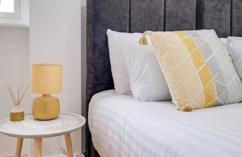 Luxury 5 BDR 2 BA House with Parking in Sandhurst By 360Stays - Photo 25