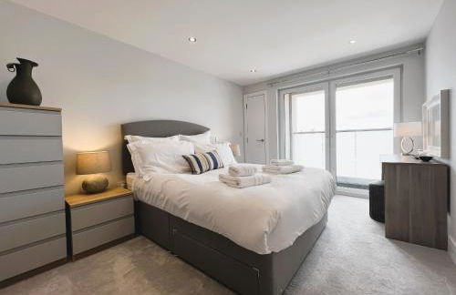 25 Breakwaters - Beach Hut is Included with this Pet Friendly Lux Apartment with Balcony, Stunning Sea Views over to Culver Cliffs & Free Parking - Photo 27