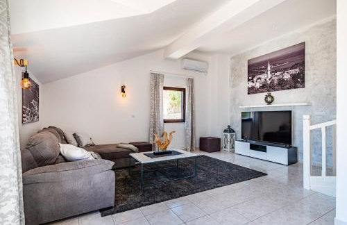 Villa Kadena - Luxury Seaside Villa with Private Heated Pool - Photo 29