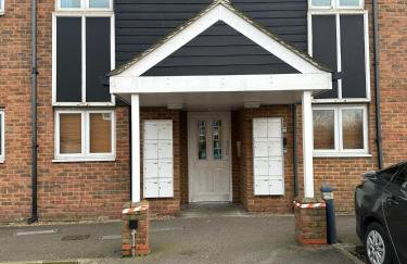 Lakeside apartment with FREE parking / M25 - Photo 2