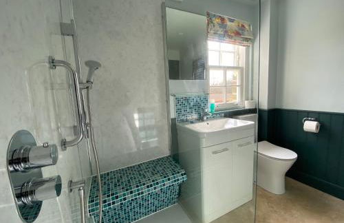 Private detached cottage sleeps 4 - Photo 25