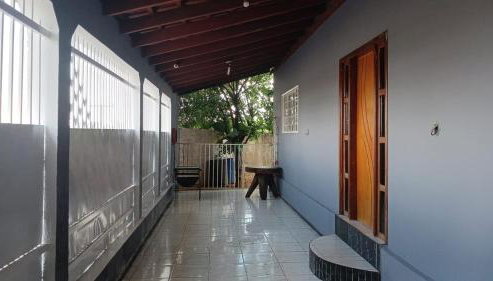 Casa grande, ar em todos os quartos, cabe 3 carros - Foto 3