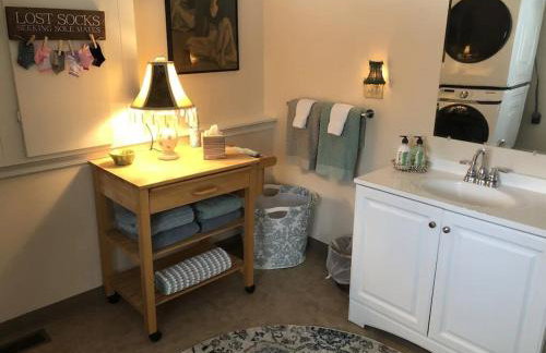 The Sunflower - Hot Tub Hideaway on 13 Wooded Acres - Fire Pit - Lake View - Near Keuka & Seneca Lake - Pet-Friendly - Foto 24