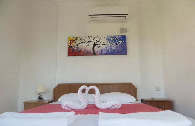 Villasevval-sleeps8-pool-bbq-ac-neartown - Photo 4