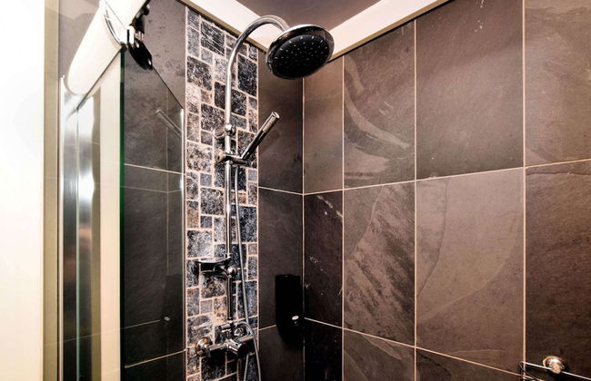 Beautiful Villa with Heated Outdoor Pool, Sauna, Hot Tub in Forest - Photo 17