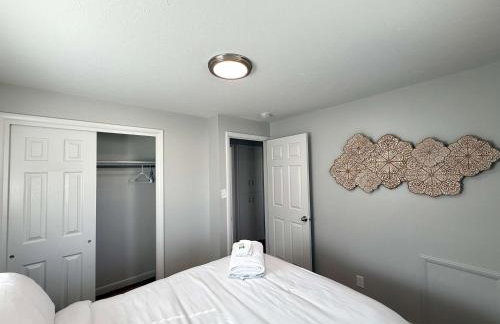 Newly Renovated Home w Garage Near Old Town - Foto 13