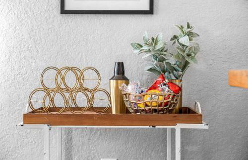 Tiny Home w MIL suite - 3 MI to DT - Foto 26