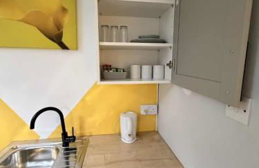 Ground Floor Studio Apartment in Gosport, Free Private Parking - Photo 4