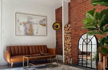 2 Bedrooms • Warm & Historic Stay • Free Parking - Photo 1