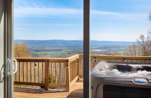Lofted chalet cabin w hot tub fire pit & views - Foto 23