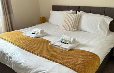 Yellow sunflowers flat in Stroud - Foto 2