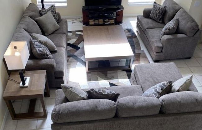 Family Ready In Gated Community Near Attractions 5 Bedroom Villa by RedAwning - Foto 1