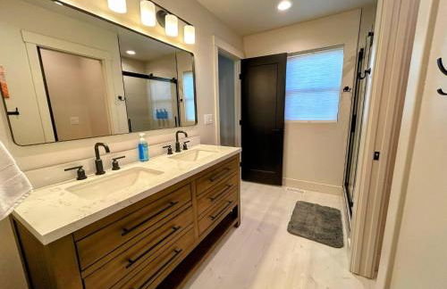 Peaks & Pines Modern Gem, 2 Kings, Bunks, Hot Tub, Walkable, Kid's Cove - Foto 37