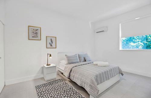 Up to 12 Guests! Modern villa near Wynwood - Photo 21