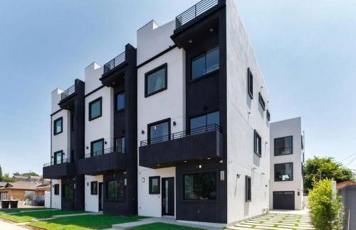 Luxury Modern 4 Bedroom 3 Bathroom Home with Rooftop Deck #2 - Photo 25