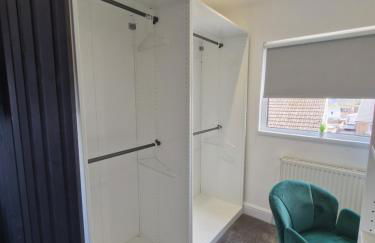 Modern Detached 3 bedroom home with off-road parking & bike store - Photo 11