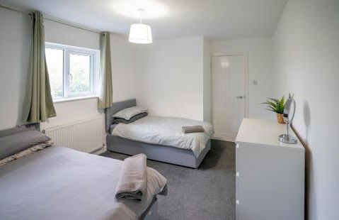 Dunstable 3-Bed House Sleeps 6 Driveway Parking Near Town Centre & Transport Links Close to Whipsnade Zoo Ideal for Families & Contractors - Photo 15